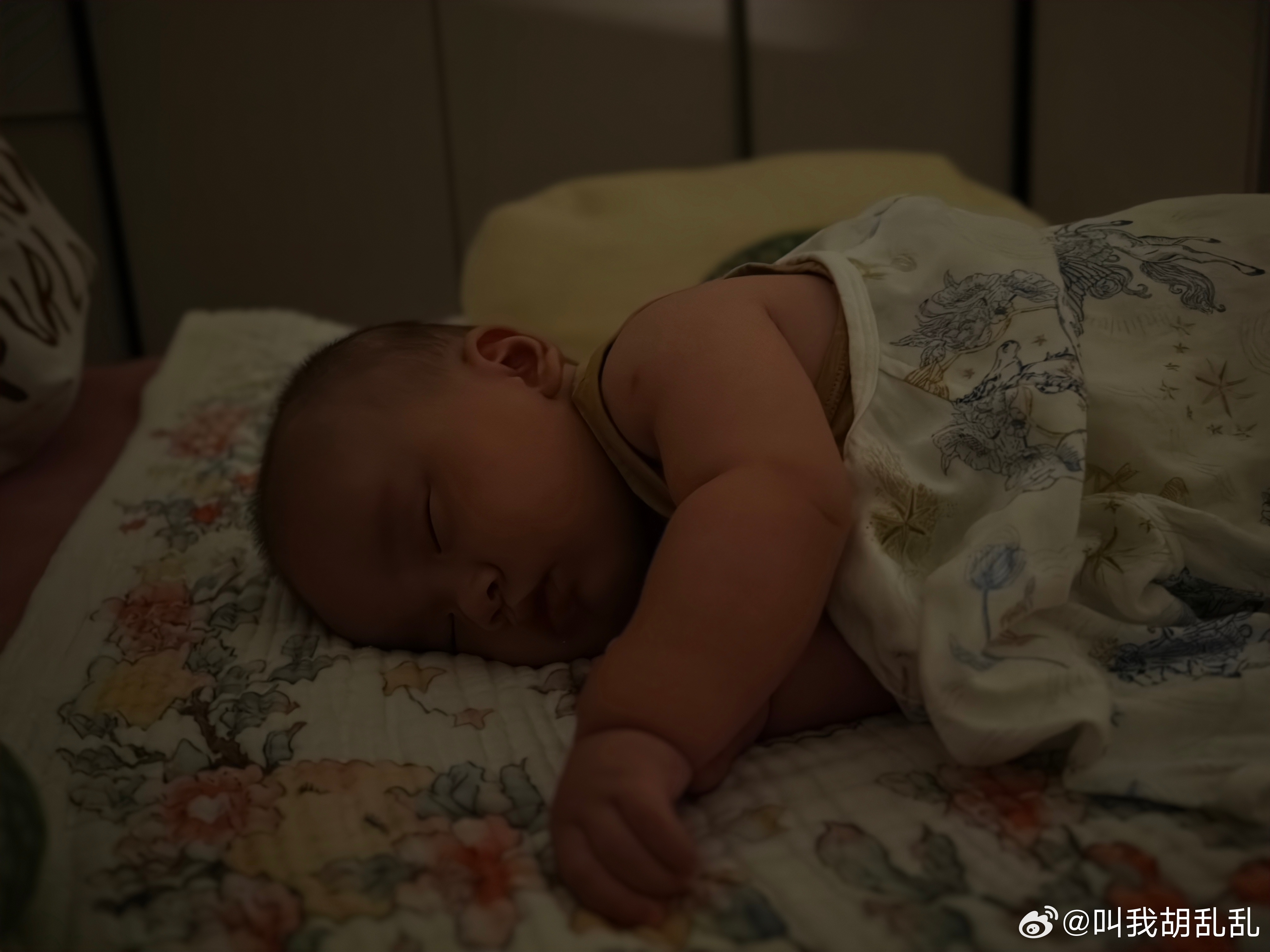 四点半就醒了，床上、客厅玩到五点半下去溜达，六点十五上来，喝了点奶睡了我的好大儿