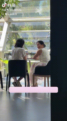 偶遇刘亦菲妈妈
母女俩长相同框
气质高雅

8月30日，有多事的网友，拍到了刘亦