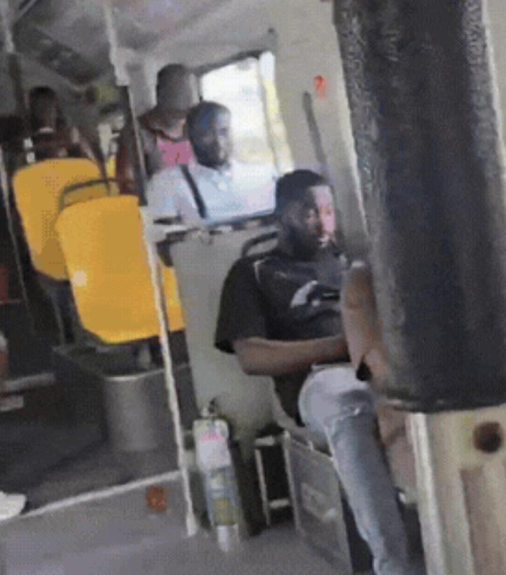 小伙在广州上了一辆公交车，结果上去之后直接傻眼：车上座位几乎坐满了，但却看不到一