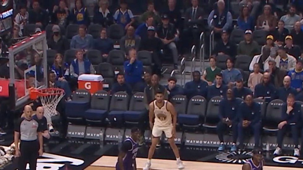 今天这个板凳席。。。比当年湖人还惨，湖人有个健康的卡曼，勇士就一个养伤的霍福德坐