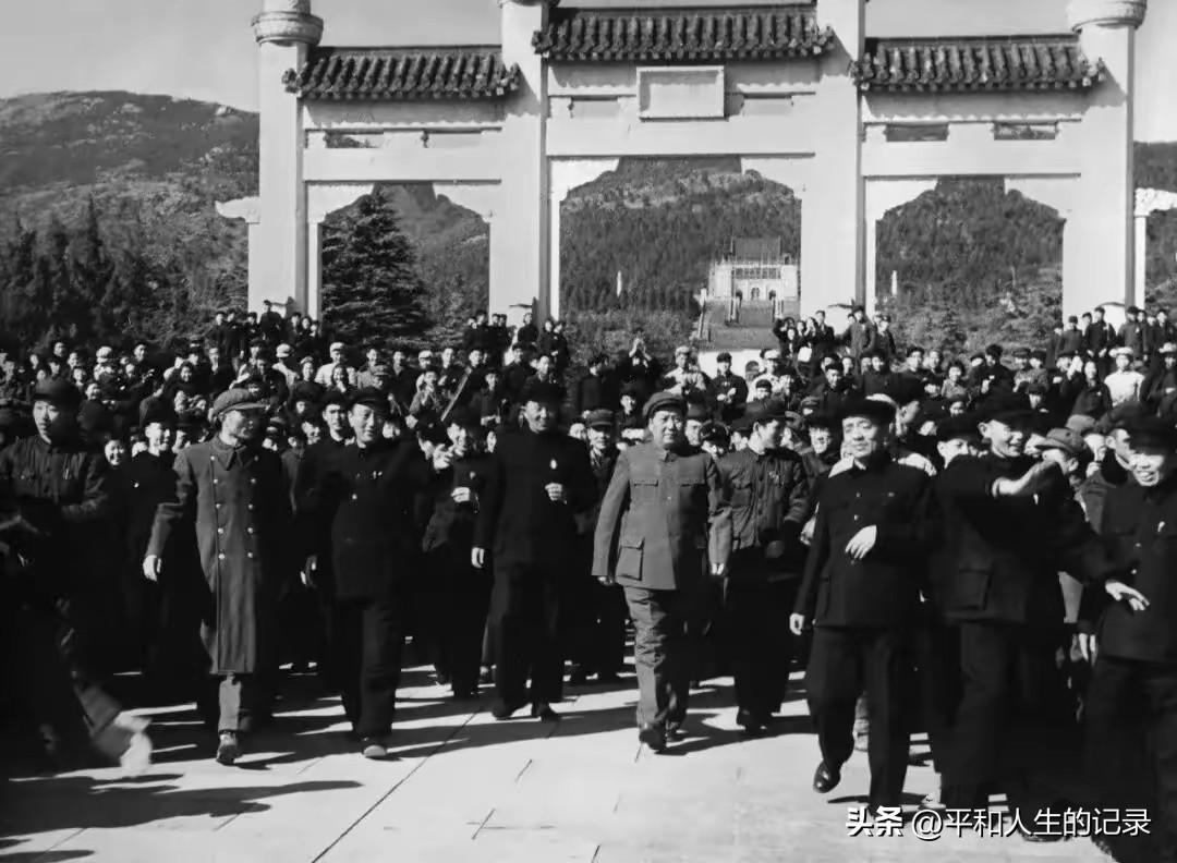 1953年2月23日，南京中山陵石牌坊（博爱坊），毛主席一生中唯一一次拜谒中山陵
