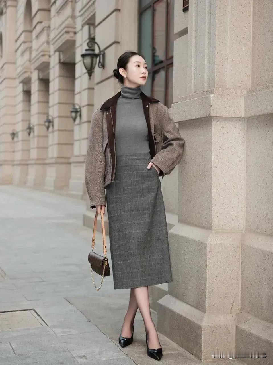 《倾城之花》（原创首发）
陋室听秋/文
 
在时光无垠的旷野里，
眸光悠悠，探向