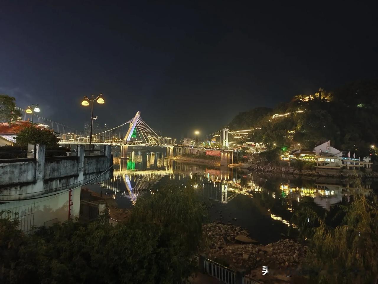 伴随着新年的钟声和绚丽的烟花，我们走进了崭新的2025年，夜幕下的小山城更加绚丽