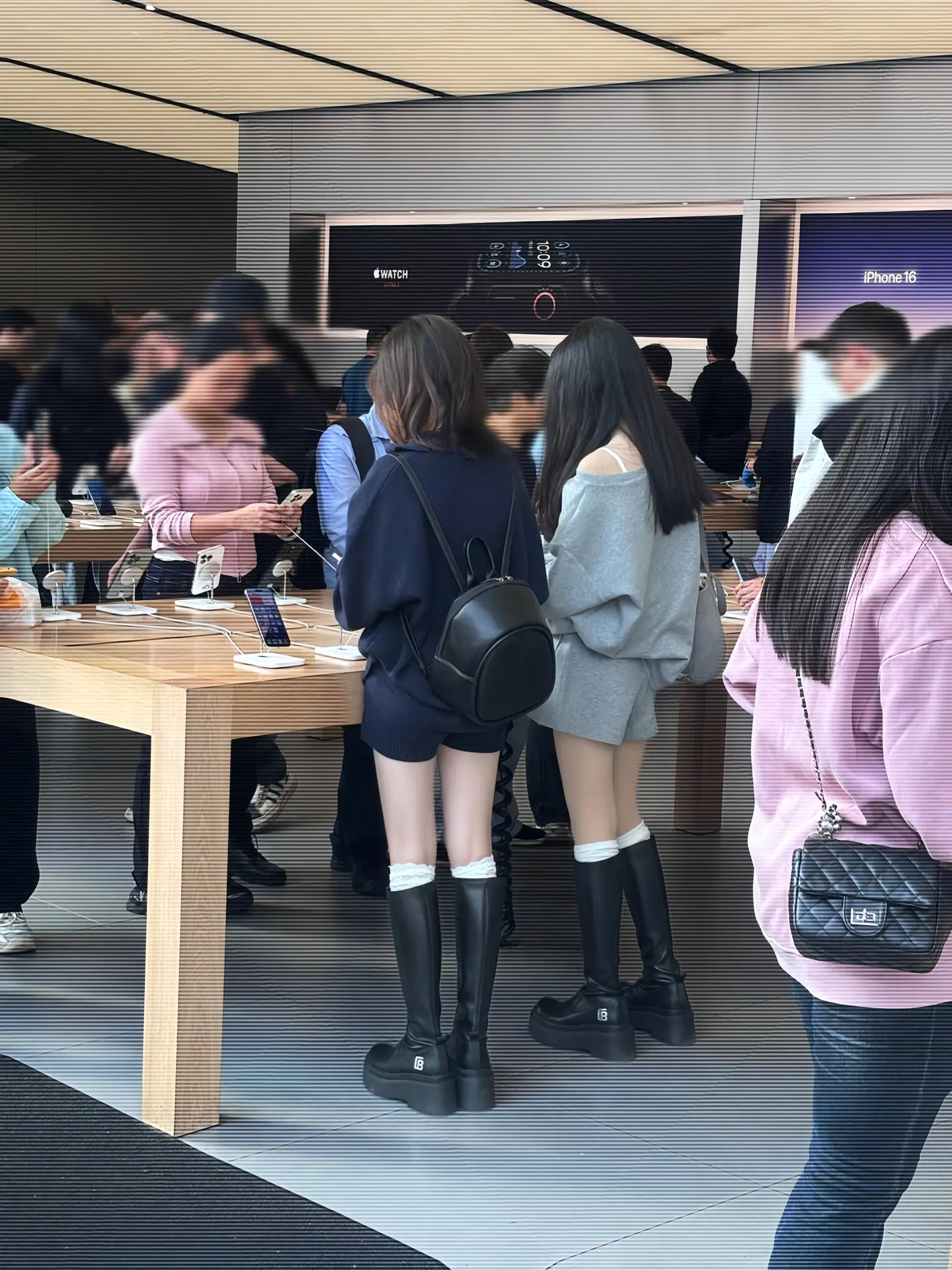 苹果手机店看到的 好明显的对比啊……