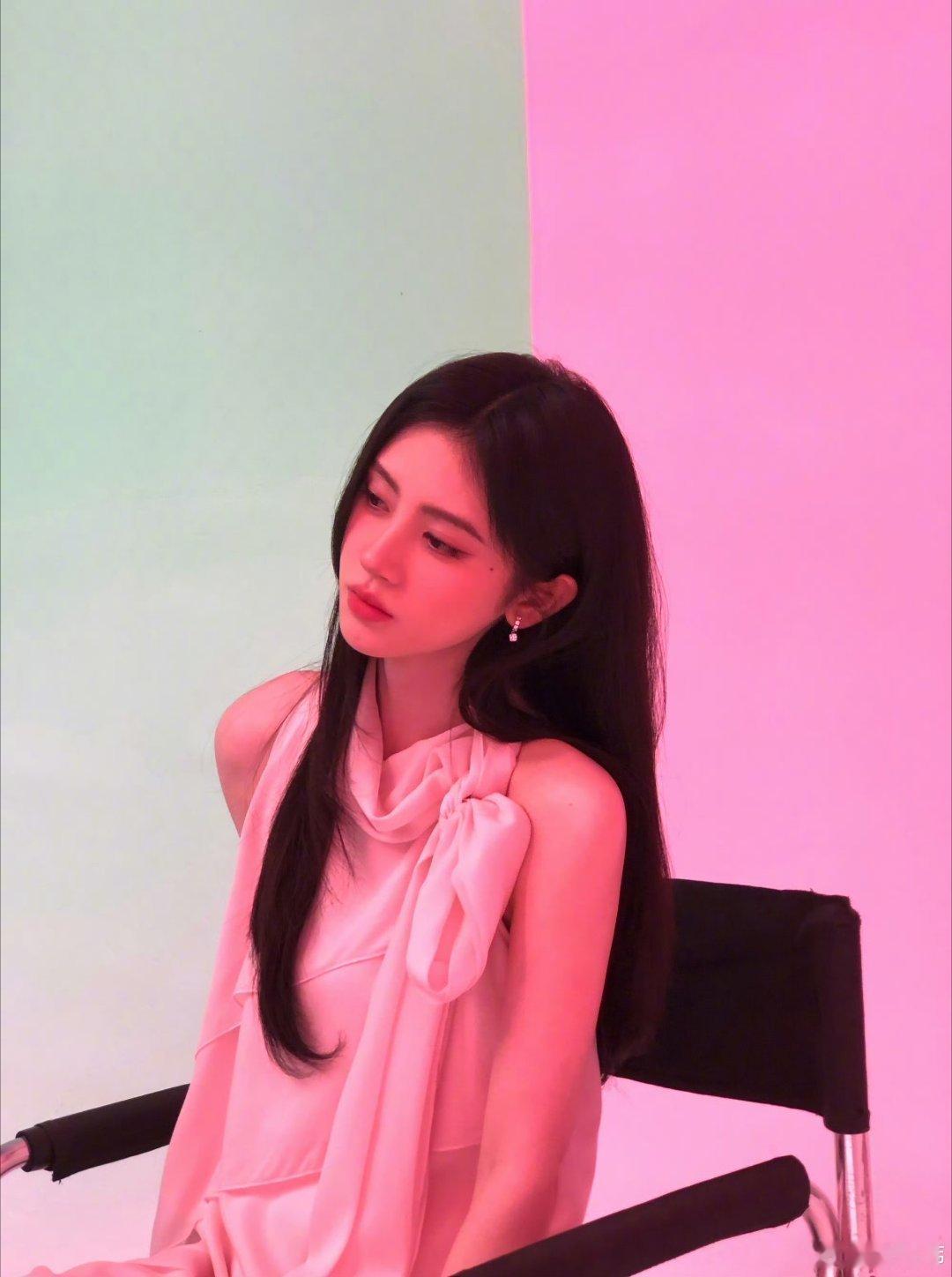 鞠婧祎 jjy鞠婧祎露芜衣 jjy鞠婧祎 即使我知道世界明天就要毁灭，今天我也要