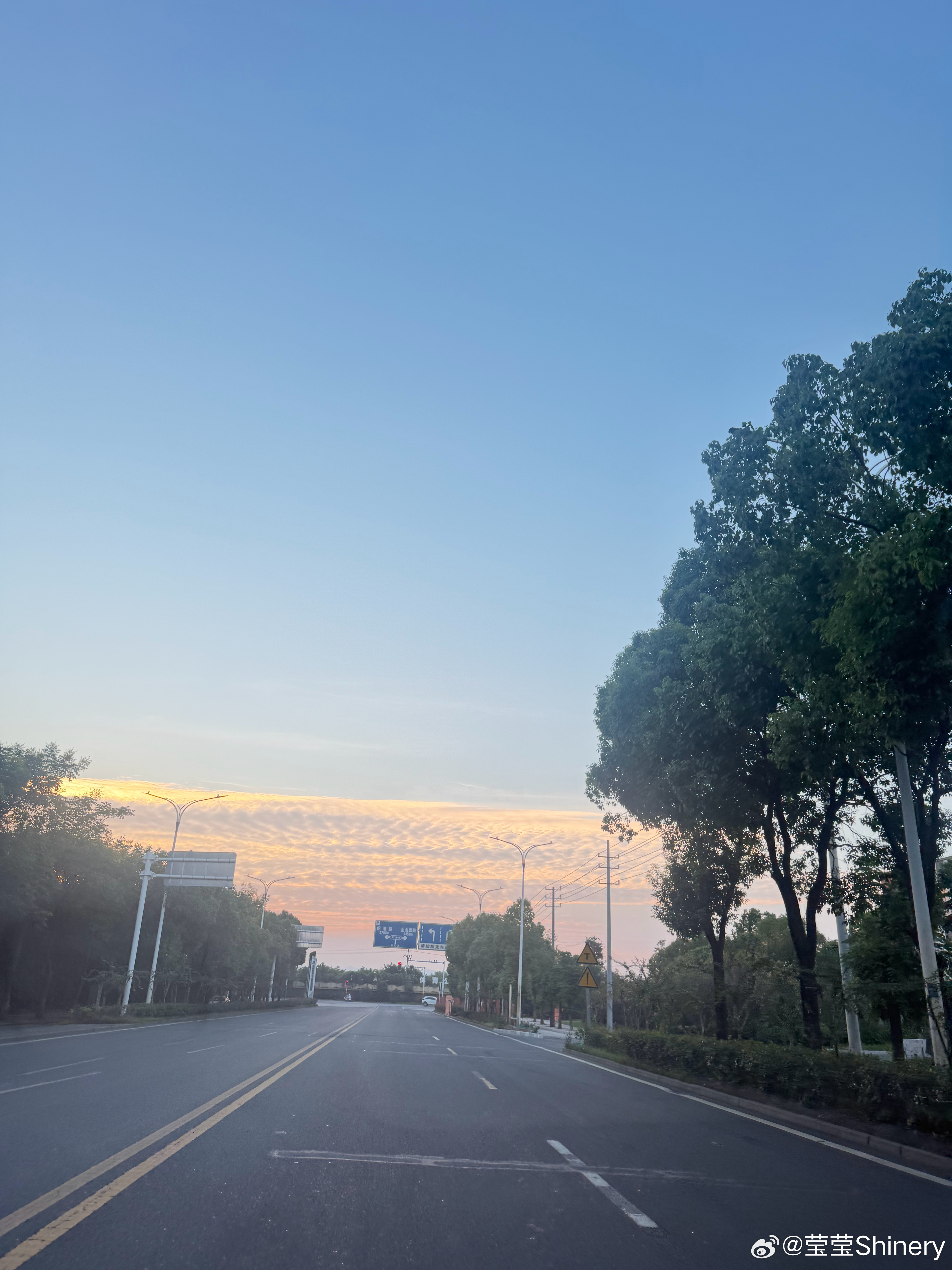 生活总有细碎的疲惫，但风、晚霞与安静的时刻，都在悄悄治愈你。 ​​​