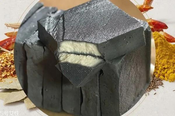 一位做长沙臭豆腐生胚的小老板和我说他家的臭豆腐都是用的正宗专用卤水，是他十几年发