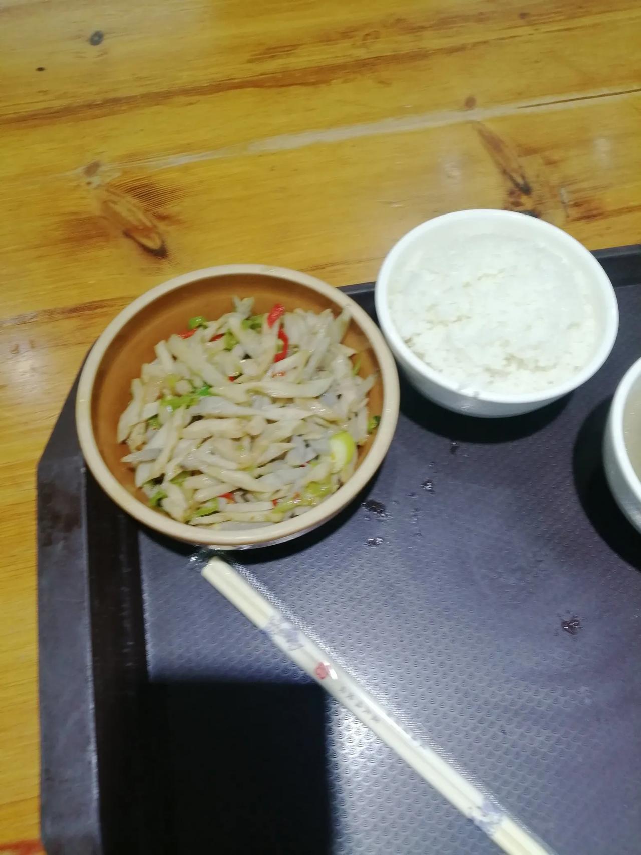 这一份藕要10块，想到10几年前在学校食堂一份藕只要2.5元。自己懒又不愿意做饭