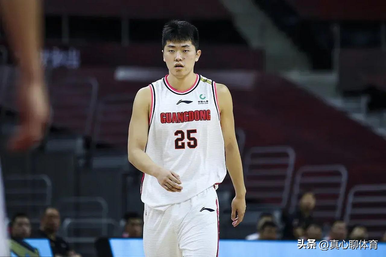 越来越看不懂杜锋了[笑哭][笑哭][笑哭]
1、弱化徐杰战术地位。只要胡明轩和徐