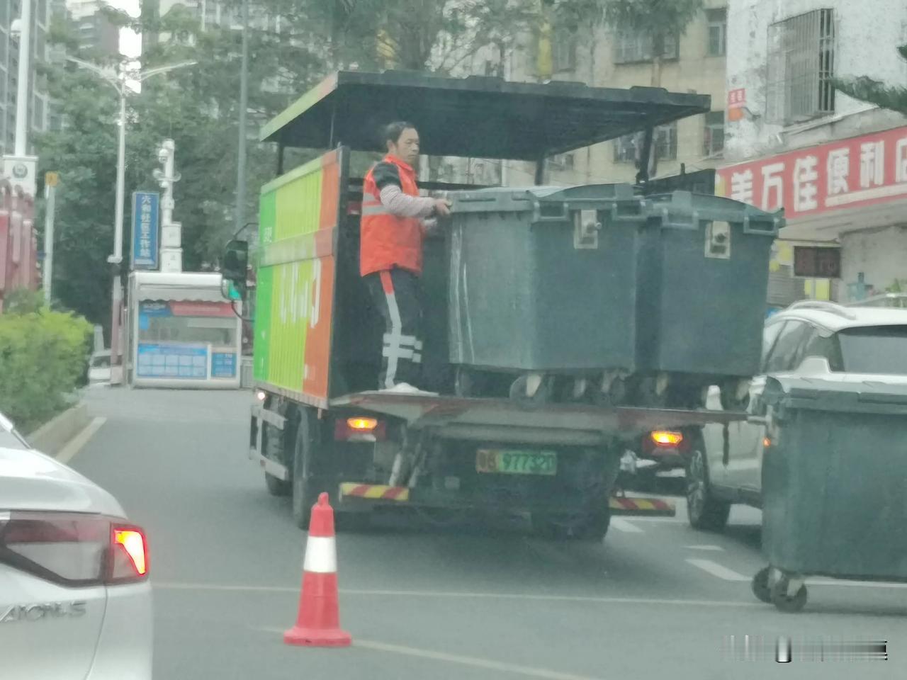 周一早高峰7.50分，环卫垃圾车竟让直接把道路占用！

这是多牛啊，路都是他家的