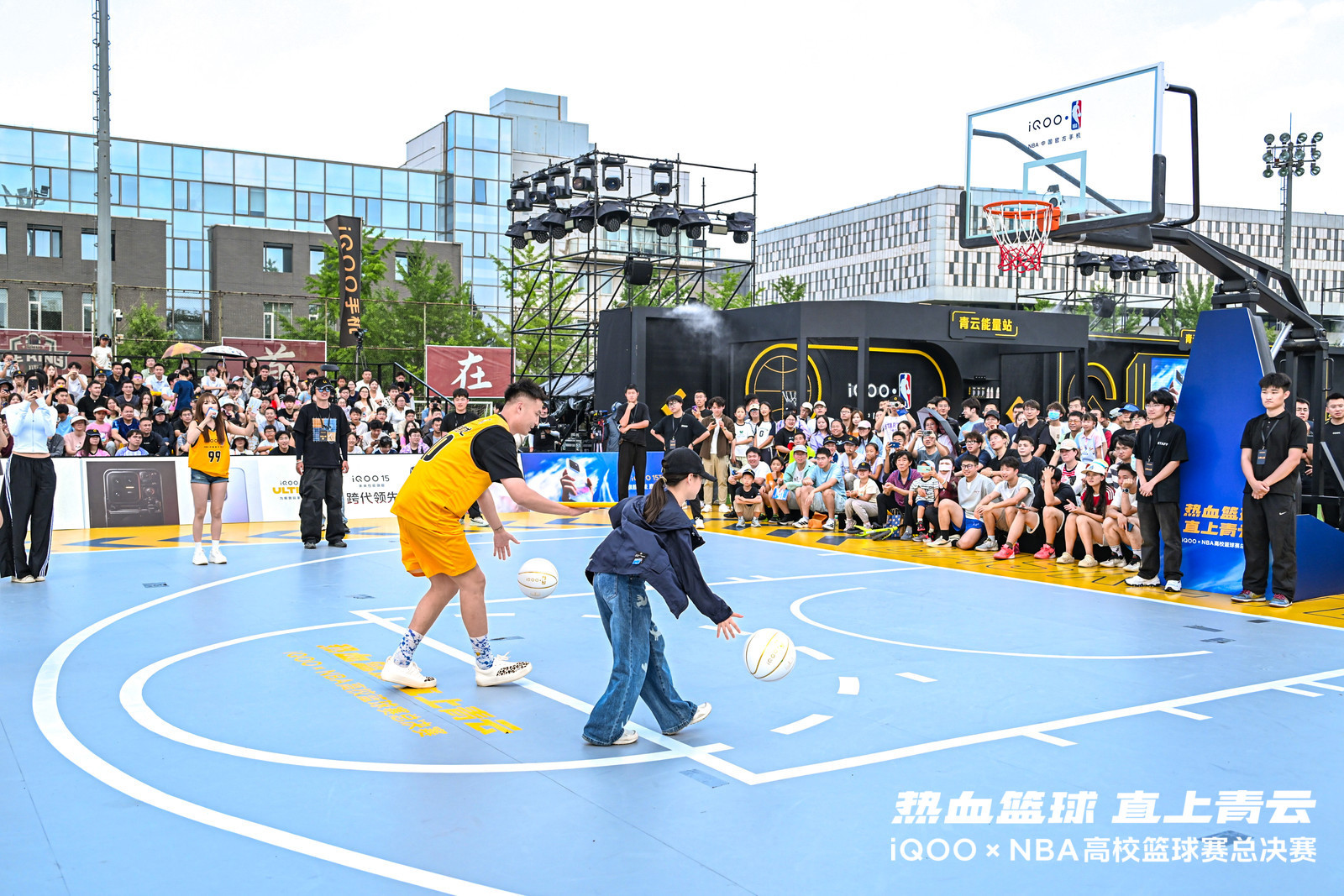 现场的氛围到现在还能回想起来，iQOOxNBA高校篮球赛总决赛的观众席几乎坐满了