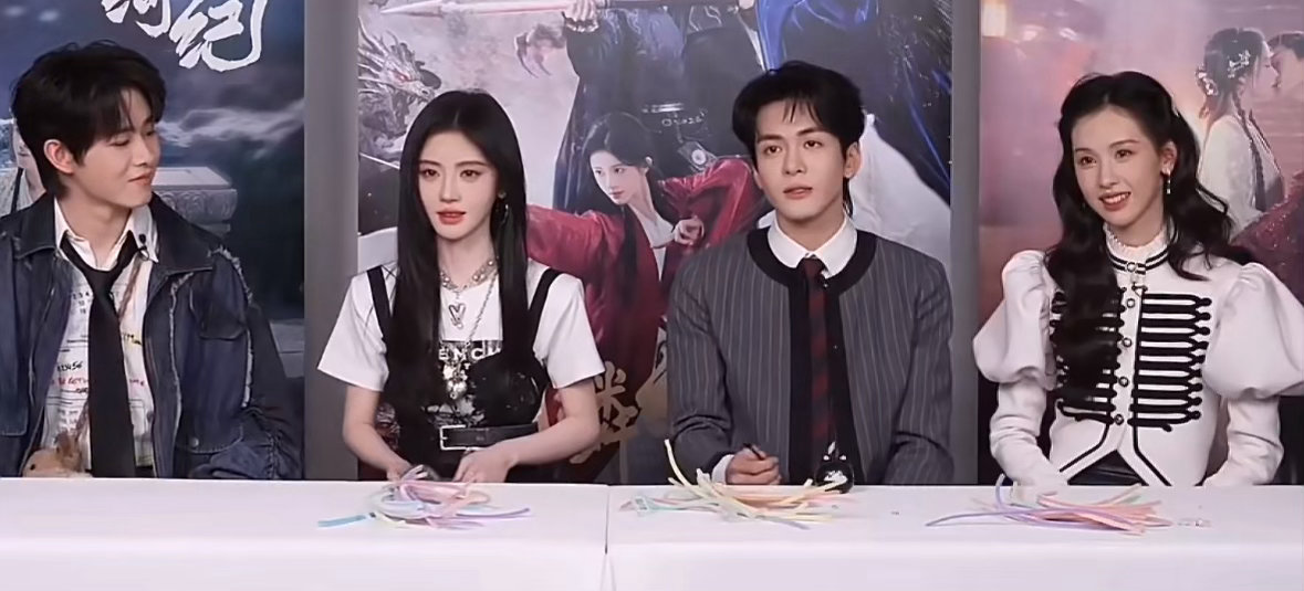 月鳞绮纪今天的直播，客观评价一下：你们看了以后对谁的好感比较多？谁的情商高？谁最