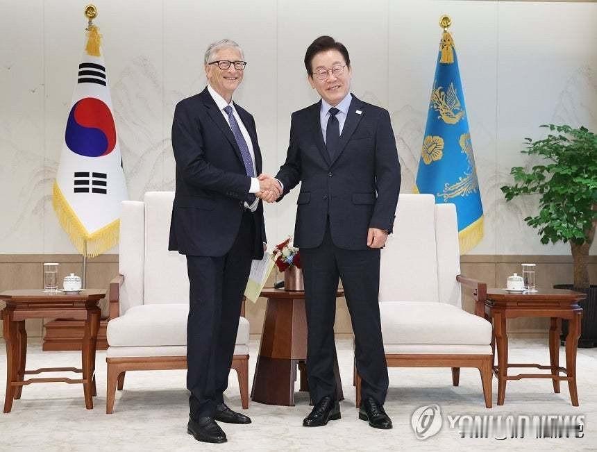 比尔·盖茨时隔三年再度访韩，在首尔龙山总统府与韩国总统李在明举行会谈。盖茨承诺，