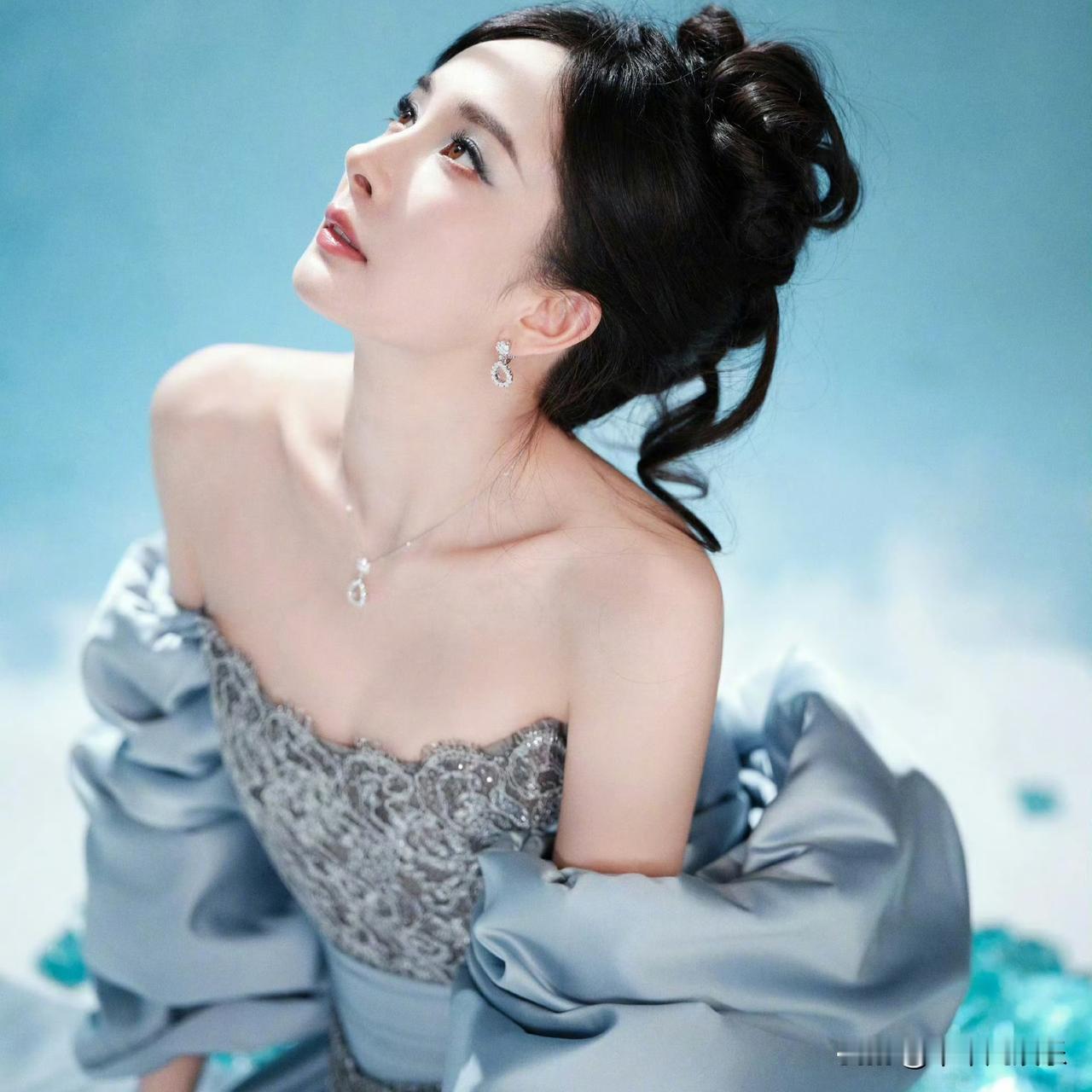 杨幂身着蓝色镂空裙亮相，瞬间成为全场焦点。那抹清新的蓝色，如澄澈天空，又似静谧海