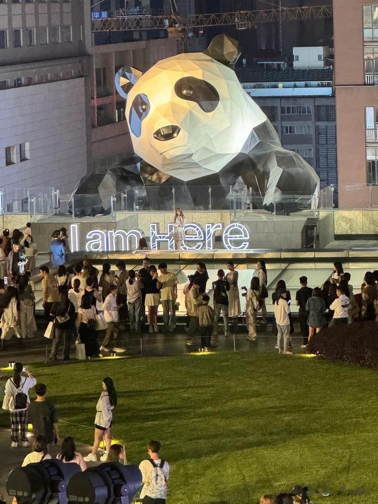 成都IFS大熊猫还得排队？多建几个不就行了吗？
IFS本来是一个综合性商场，在春
