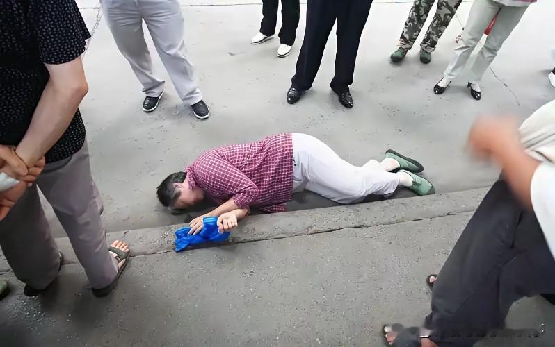 这个是真的吗？大妈倒地很长时间无人救护。救护车来了，被救起。最好是先找到其家人。
