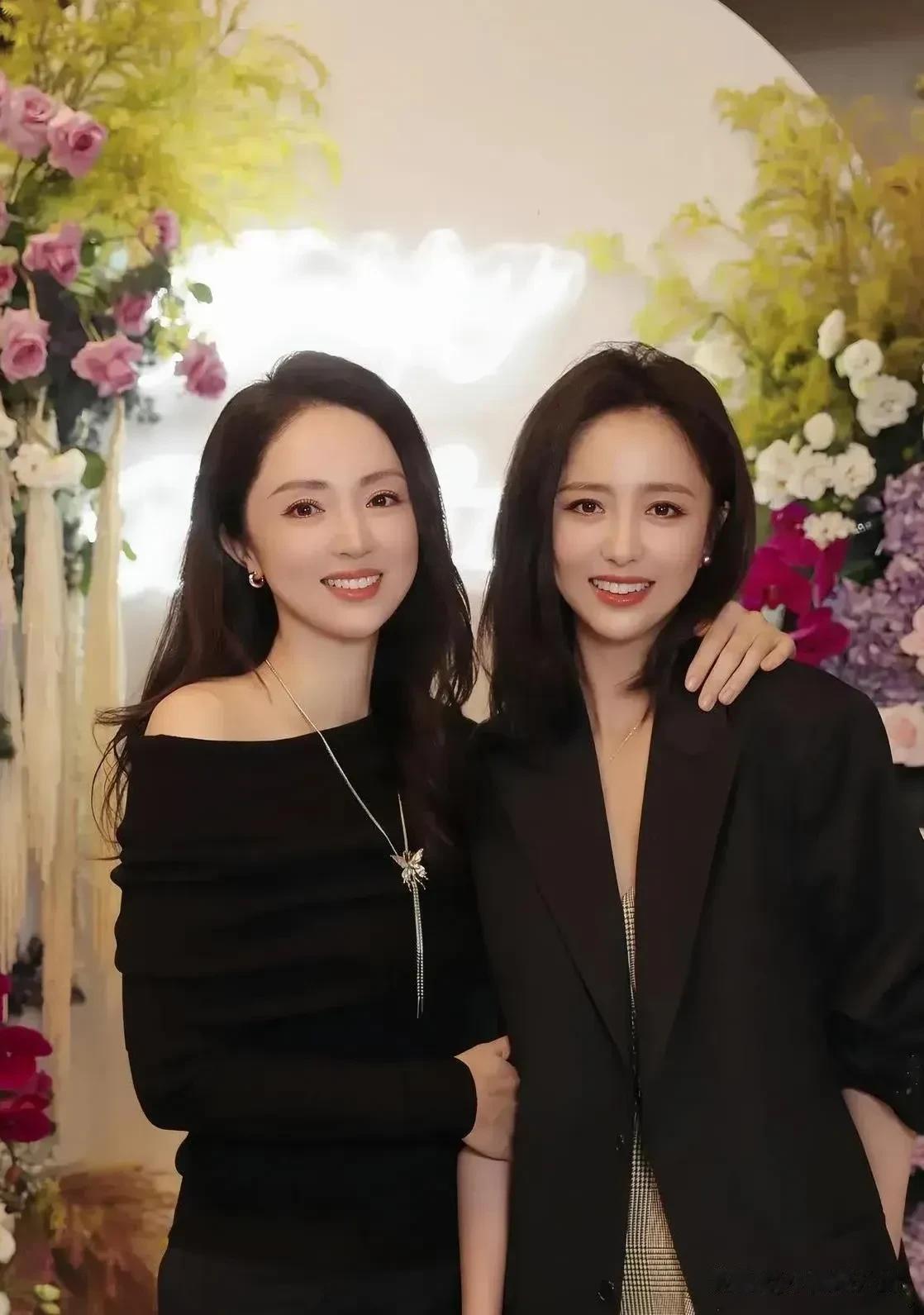 董璇和佟丽娅的五官的确长得有些像，其实董璇的五官比佟丽娅长得更精致些，只是董璇总