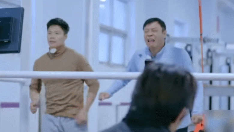 叔圈天菜真是各闯各的 五旬大叔闯荡不一般！李乃文玩游戏跟塑料袋“干架”闯祸，张智