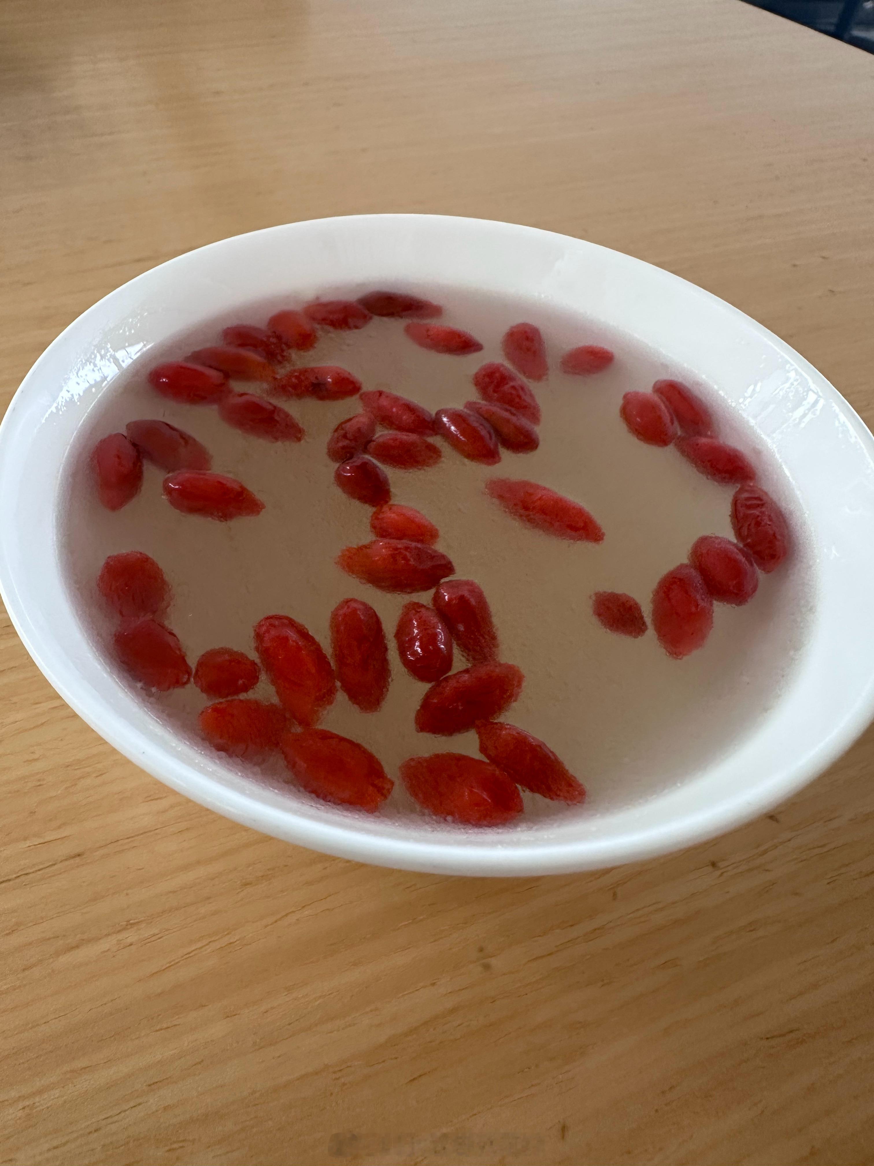 飞机晚点，奔波劳碌，男人要爱惜自己。来一碗弄弄的枸杞鸡汤好好吃饭极度躁动
