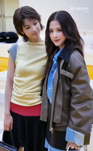 陈都灵看小水的眼神谁还没磕到陈都灵和小水的同框！陈都灵看小水的眼神温柔到发光，两