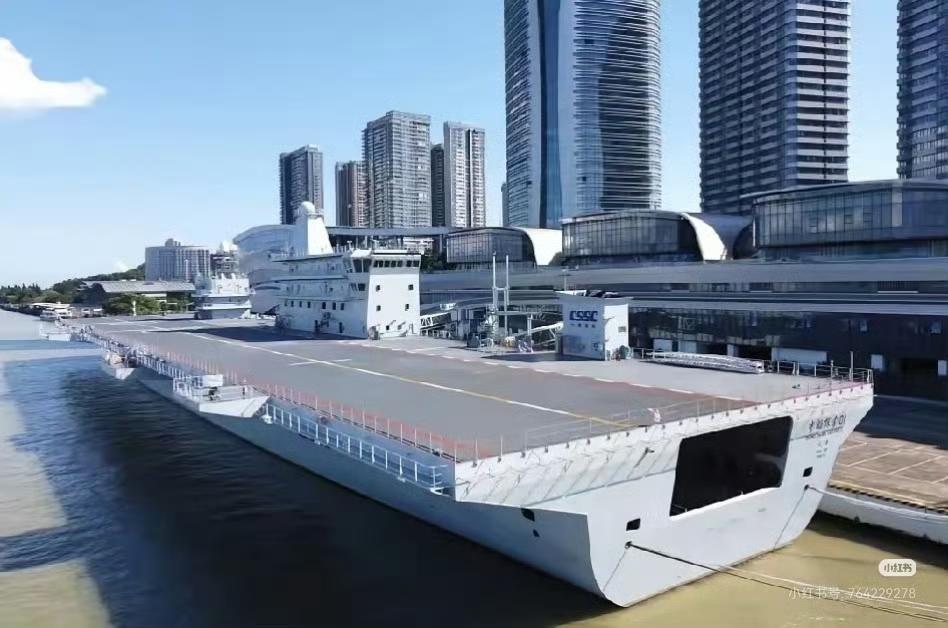 中船探索一号真容来了，三舰岛详细可见。前舰岛是驾驶舱，掌舵船的安全航行控制。中舰