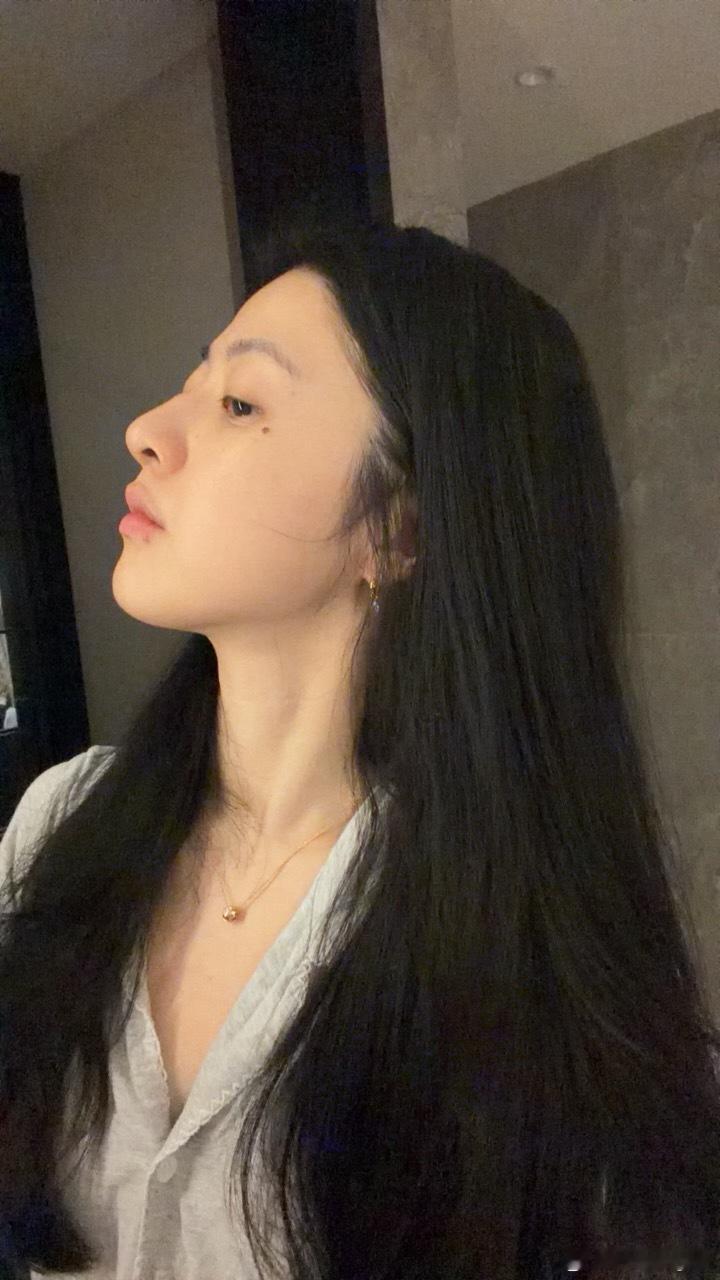 唇线长了颗巨毒的痘[皱眉] ​​​