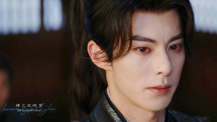 王鹤棣在《大奉打更人》中再次展现了他的演技，通过细腻的表演将许七安的角色演绎得淋