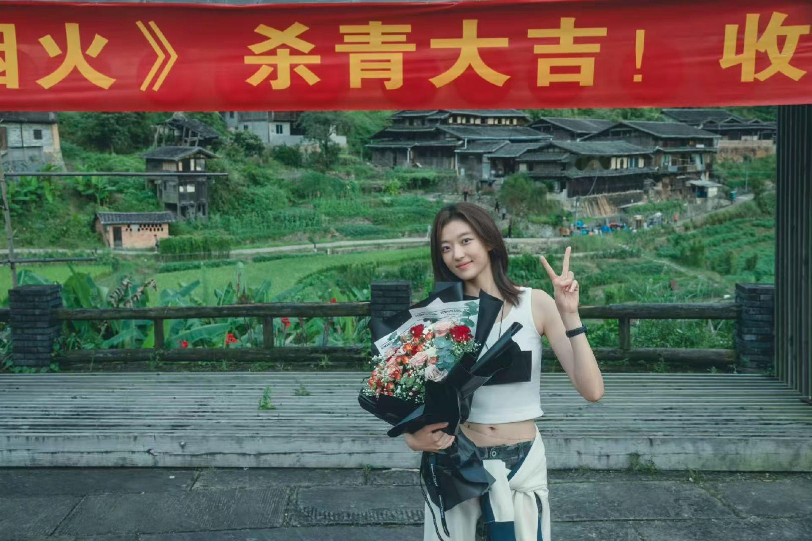 孙千捧花比耶杀青照孙千戴腰链[羞嗒嗒][羞嗒嗒]  美的很！ ​ ​​​