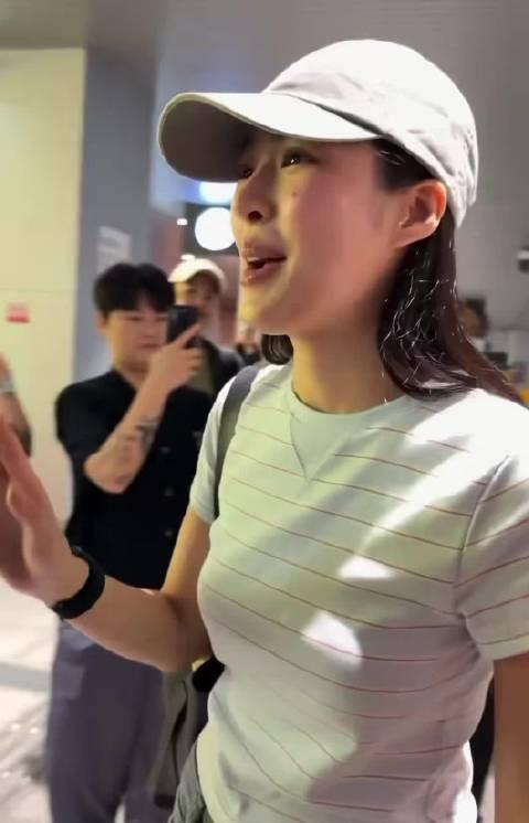 啊啊啊啊啊啊啊啊啊啊啊啊啊邝玲表情太好笑了
粉丝：欢迎来孔敬
邝玲：？谢谢啦～～