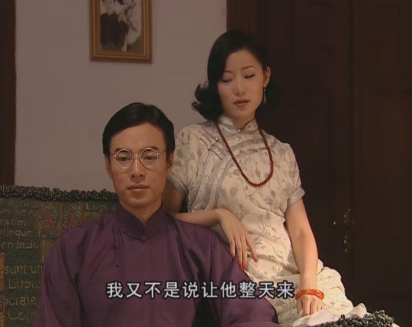 晚香可真会穿搭，难怪把大少爷迷的整天不着家。

白色旗袍搭配红色项链和手镯，清纯