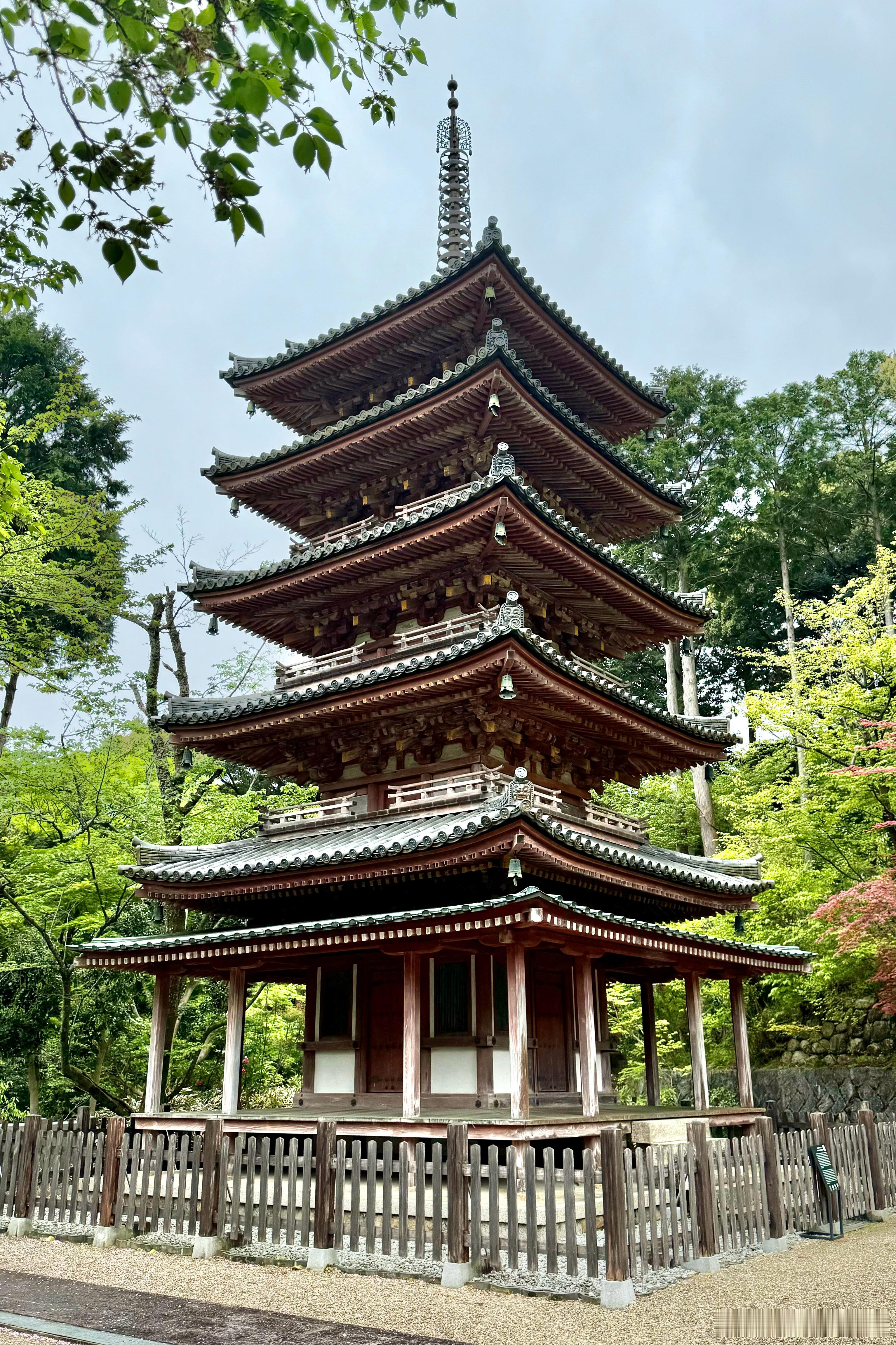海住山寺五重塔，日本国宝。海住山寺山号为补陀洛山，供奉十一面观音。传说圣武天皇为