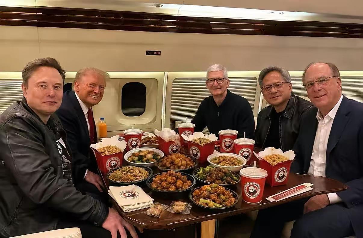 能在“空军一号”上与美国总统共同进餐的，绝对是一顶一的大佬！
马斯克，库克，黄仁