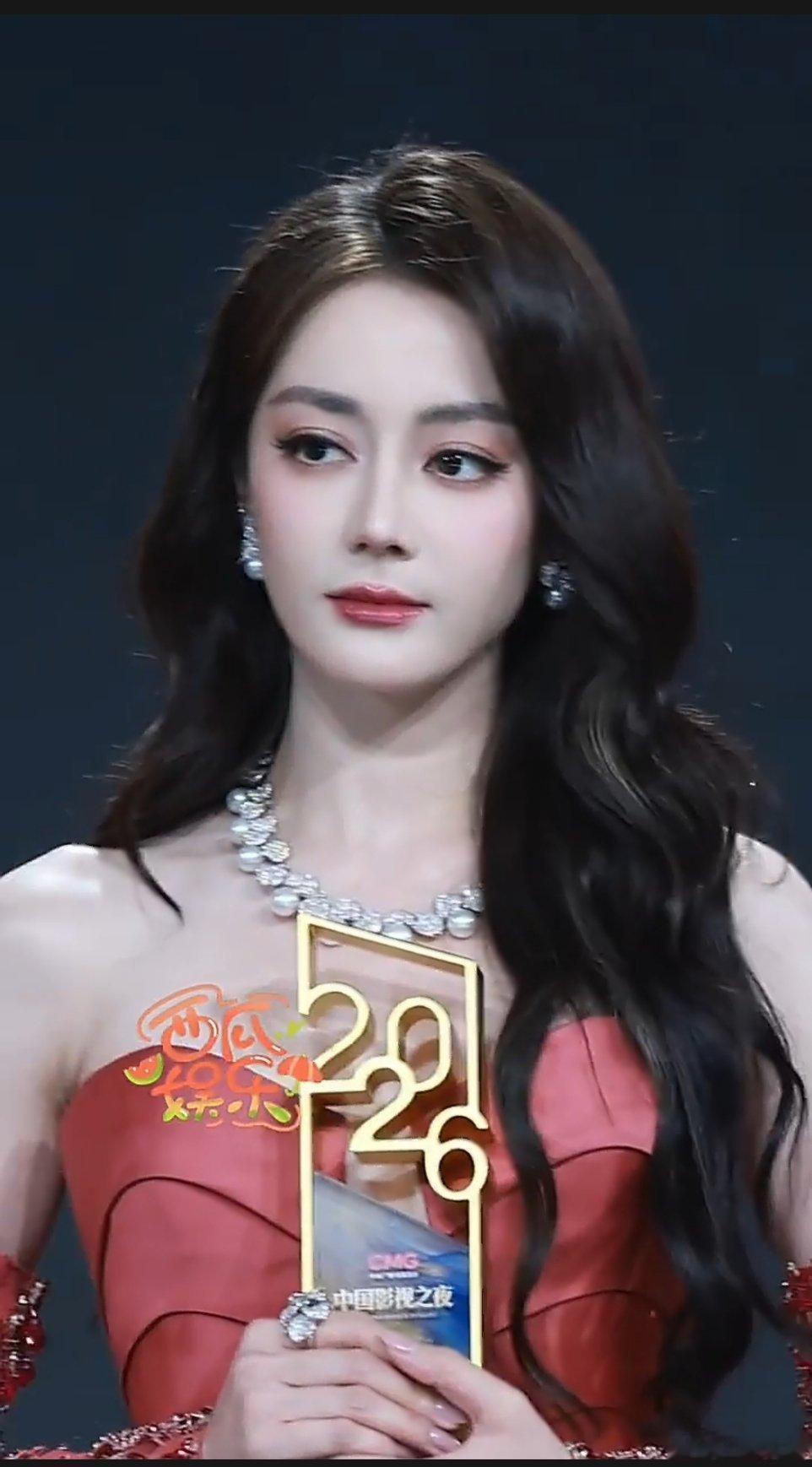 【二胖恭喜】迪丽热巴获最佳电视剧女演员迪丽热巴凭借《利剑玫瑰》邓妍一角荣获年度推