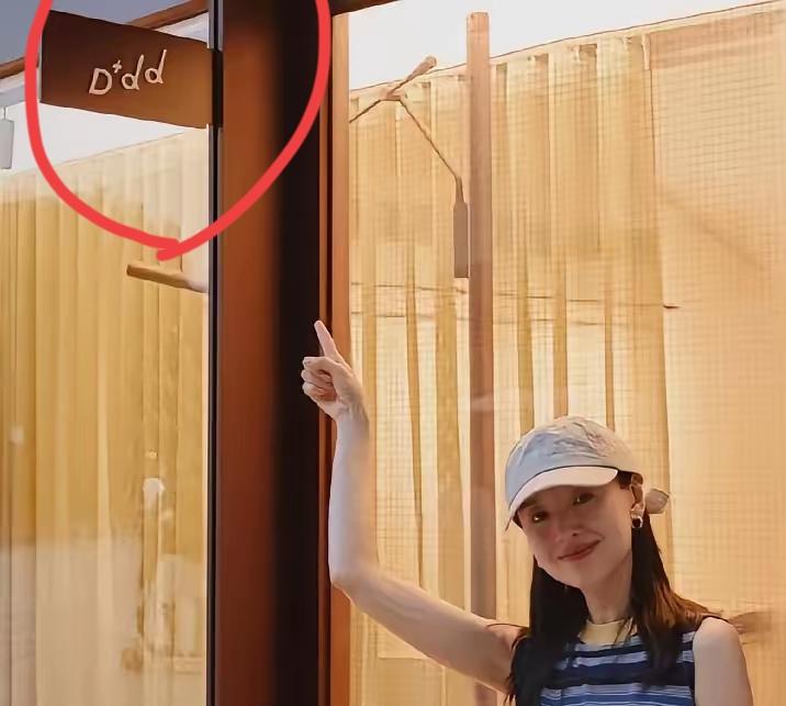董洁在阿那亚的服装店很火的
店名是三个Ddd
有许多游客也经常去淘货
看到董洁在
