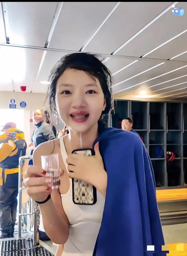 现在全网最懵的
估计就是任敏了吧
让她没想到的是，她发布的南极跳水视频评论区都在