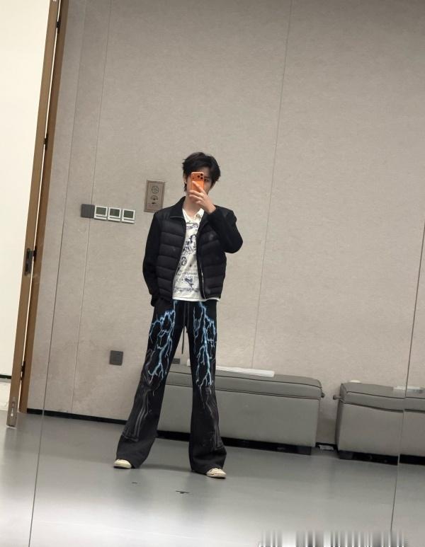 张极这裤子有🔗没，我真心觉着好看 ​​​