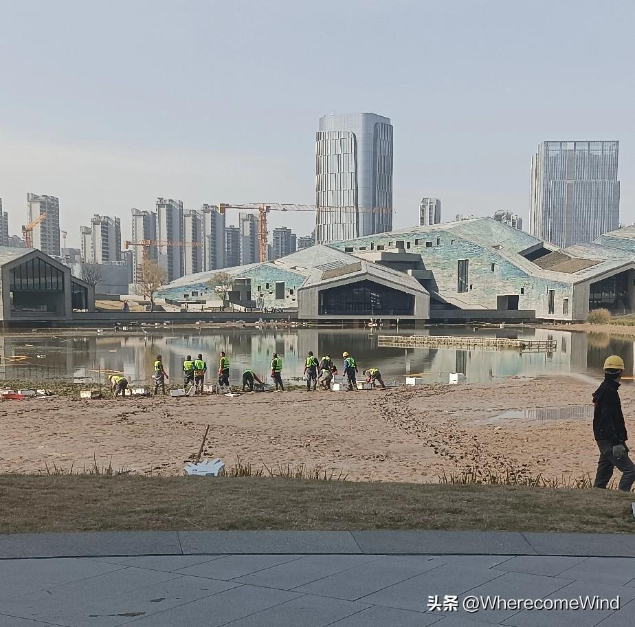 未来之瞳没水了，
也就没有了水的灵魂，
没有了往日的景色。
不过，这只是暂时的，