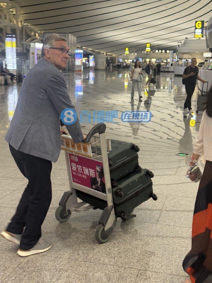 国足主帅伊万离开中国 📡🇨🇳 布兰科·伊万科维奇于6月14日凌晨1:45离