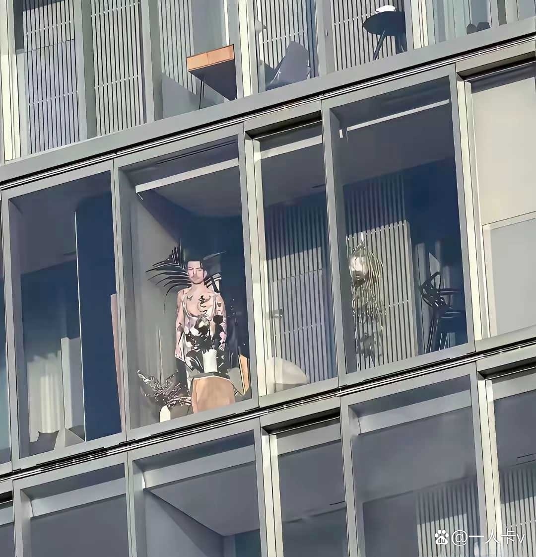这种邻居可以投诉吗？有些吓人！把我孩子都吓哭了！ 