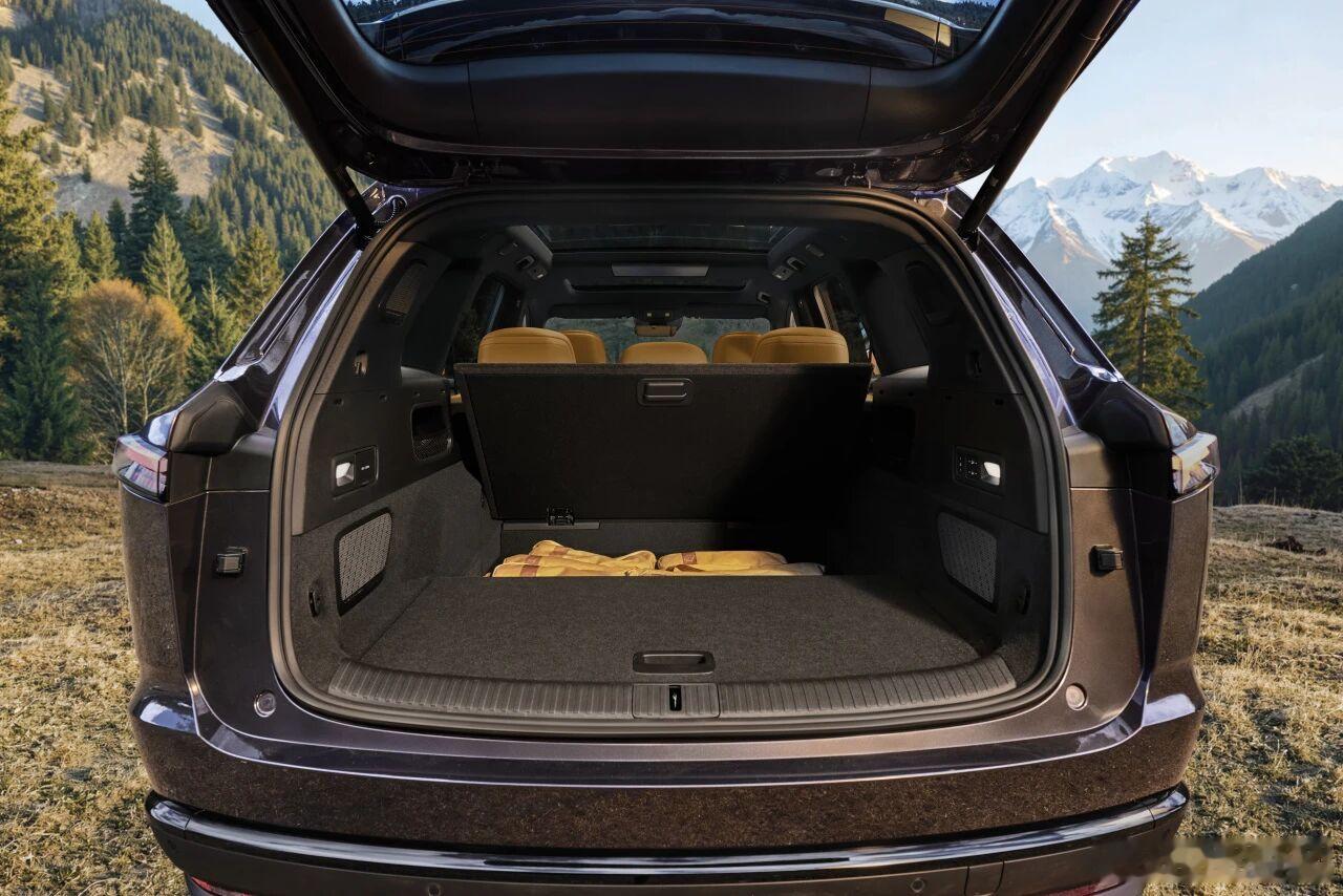 乐道 L80，在 L90 的尺寸下做了一个五座，本身就解决了 6 座状态的储物能