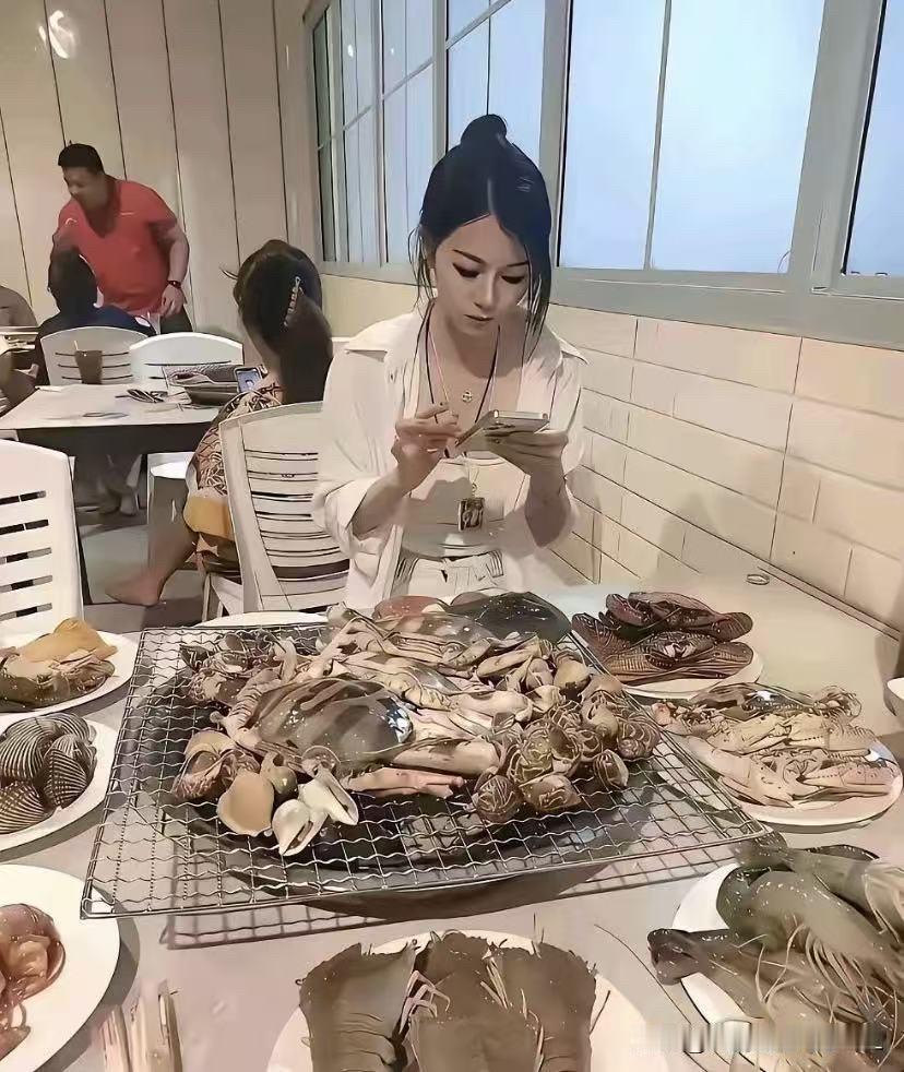 初中同学给我介绍了一个对象！
画面中这个女的是我一个初中同学的朋友，今天上午，同