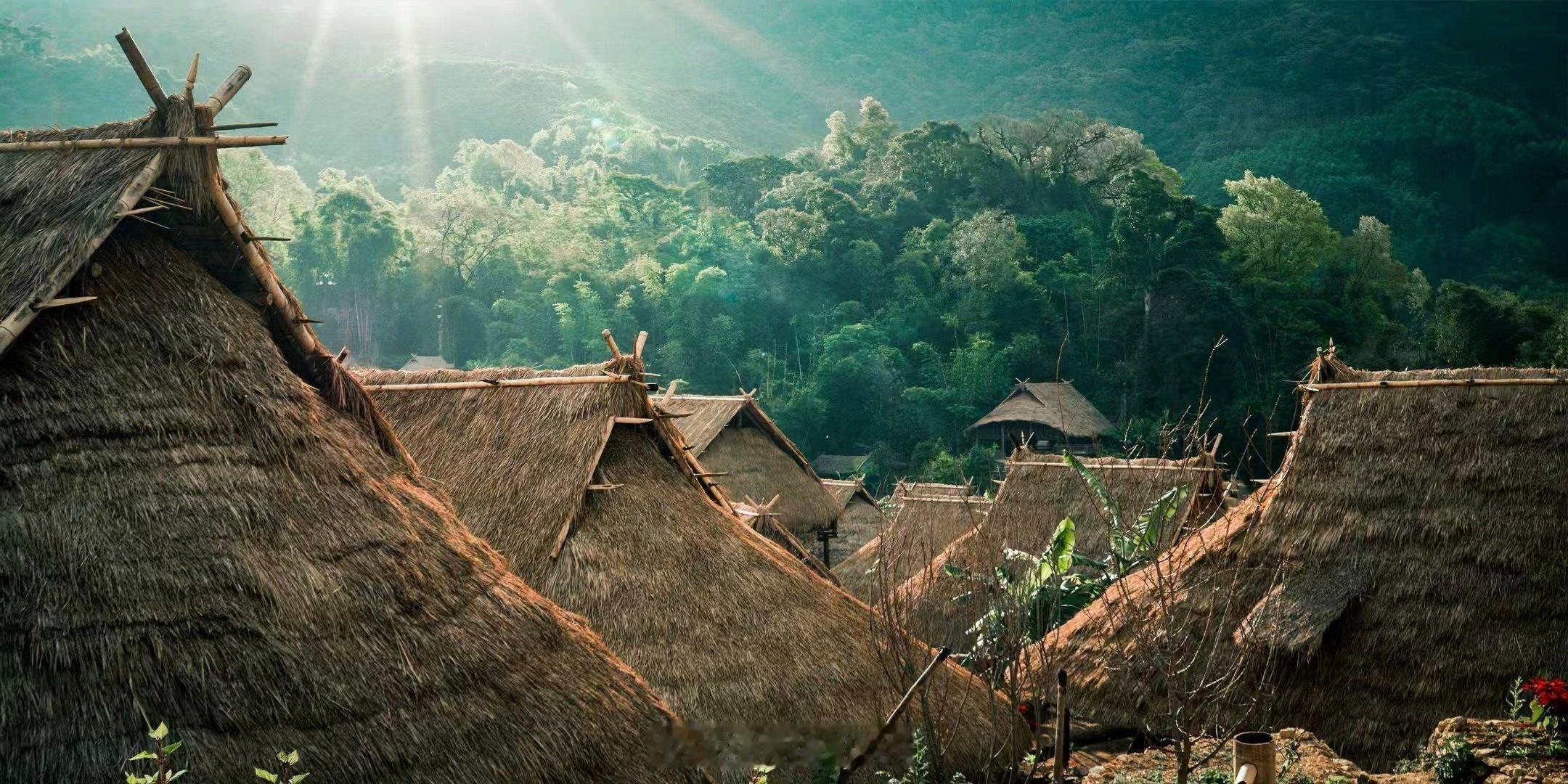 时光褶皱里的烟火云南翁丁村翁丁村的自然风光与人文景观，更深刻地揭示了其背后的历史