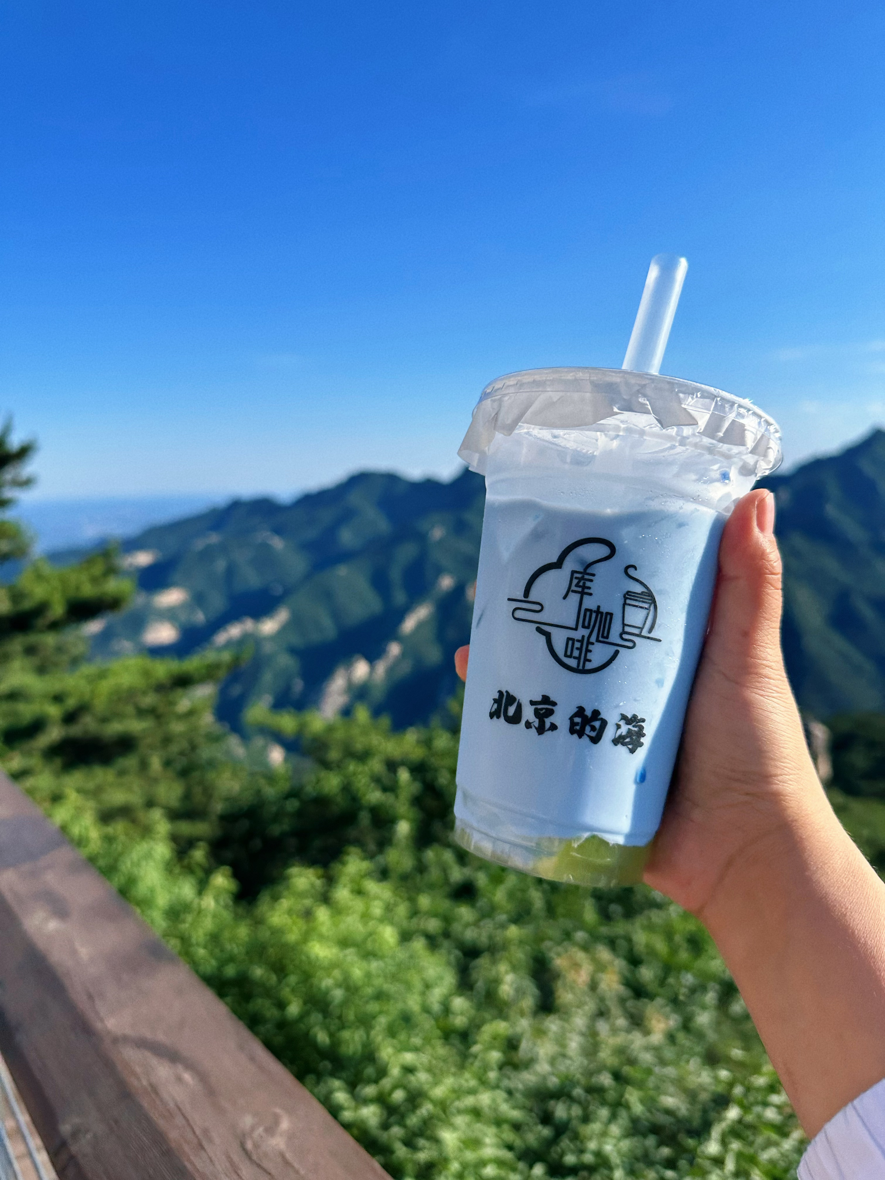 终于躺床上了，这个好喝，给哥哥带了一杯回来 