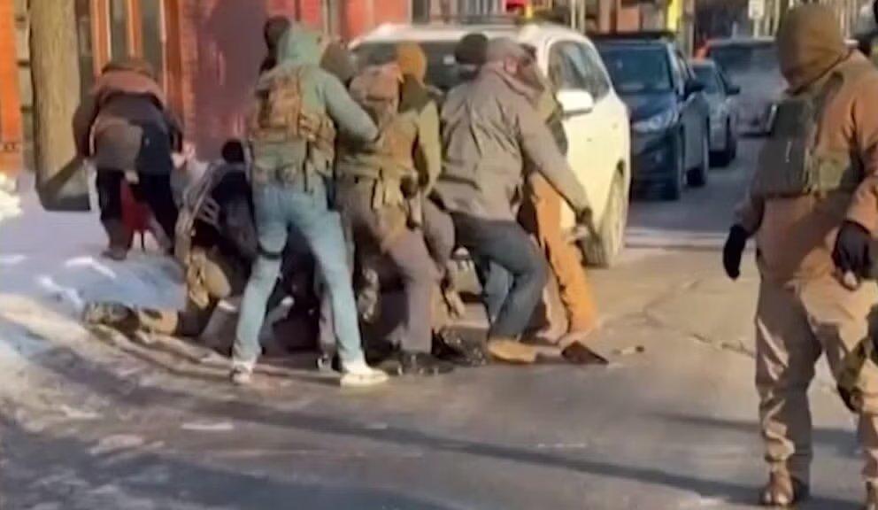 新闻快讯——参与亚历克斯·普雷蒂枪击事件的联邦探员已被行政休假！
消息来源ABC