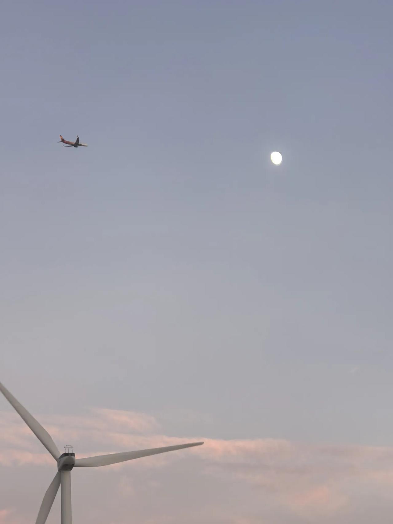 长兴岛看日落。耳边响起 Fly me to the moon。
	
今天落日时的