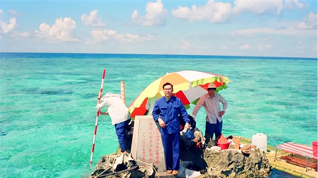 1963年9月，沈阳军区司令员前往某海岛视察，接见了守岛的指战员们。

“提竿要