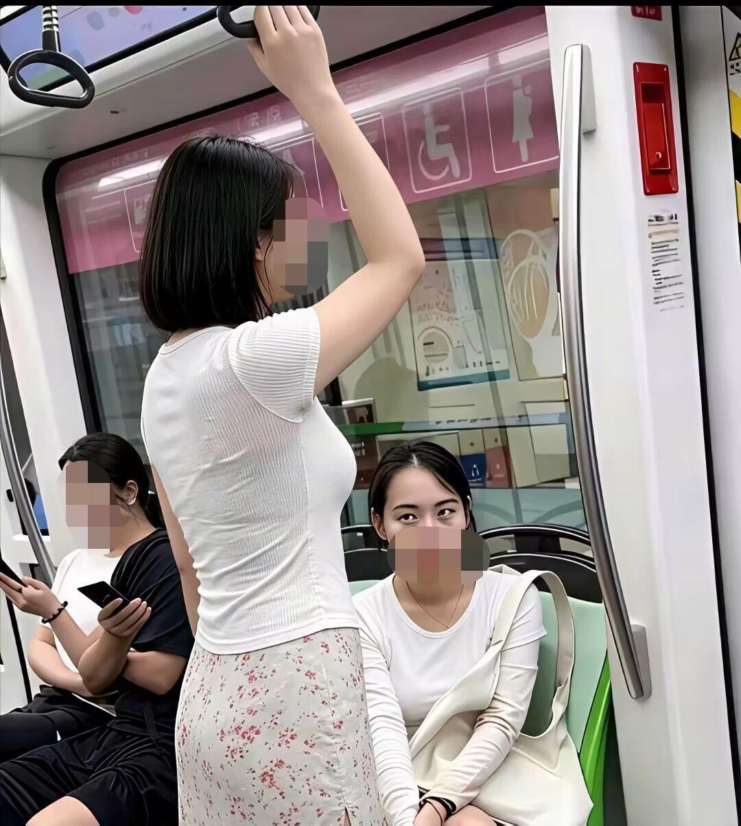 不让座就不让座呗，干嘛非要用这样的眼神看人[捂脸]