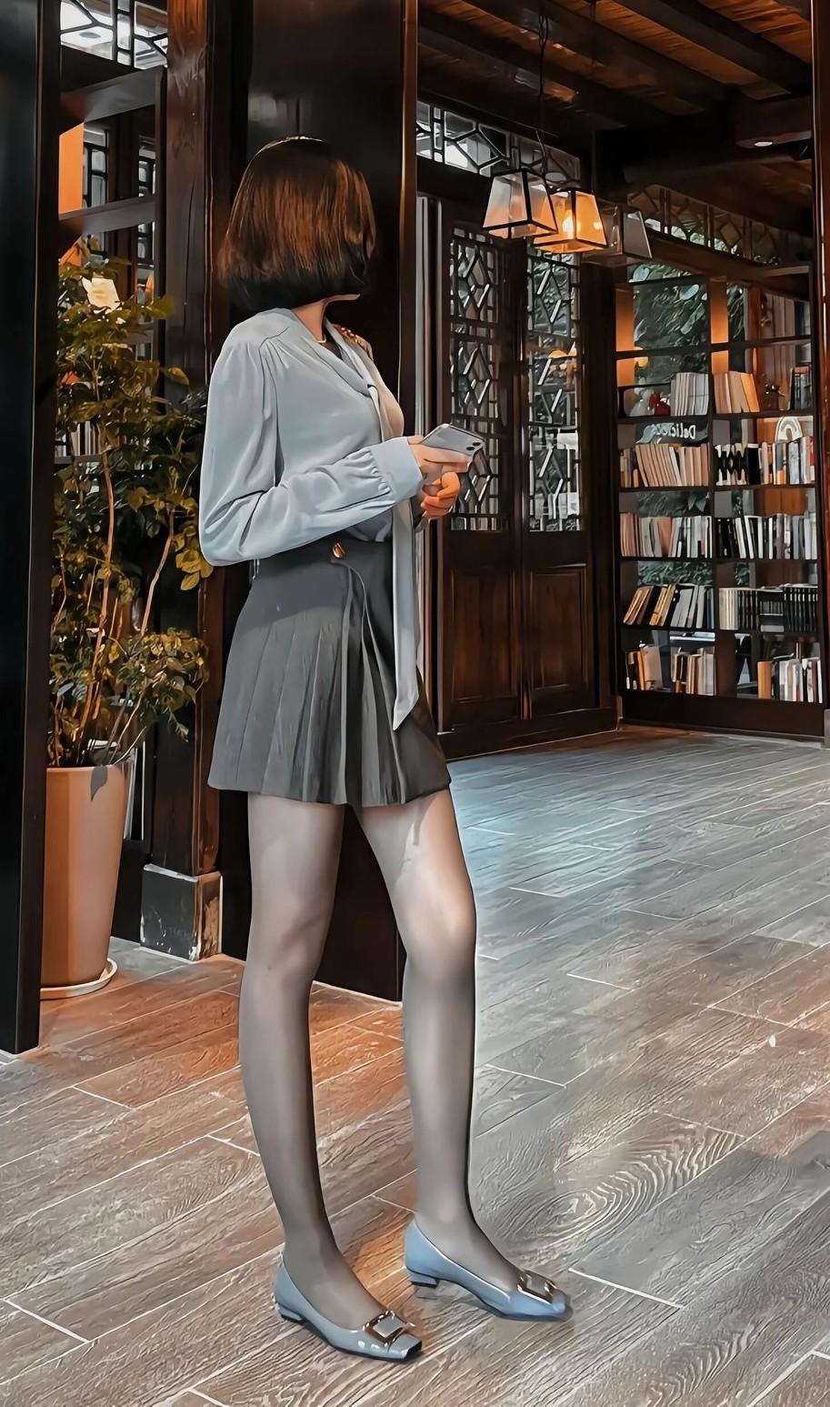 来一张自拍
愉快的周末结束啦
大家可以评论区多多聊天啊
🧦这颜色好看的，
大家