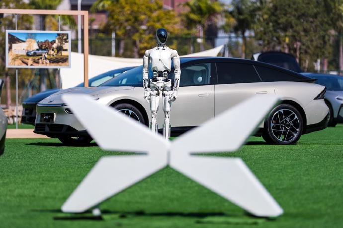 我前两天发了小鹏机器人。今天打开某App的评论区，清一色都在质疑为什么用女性？我