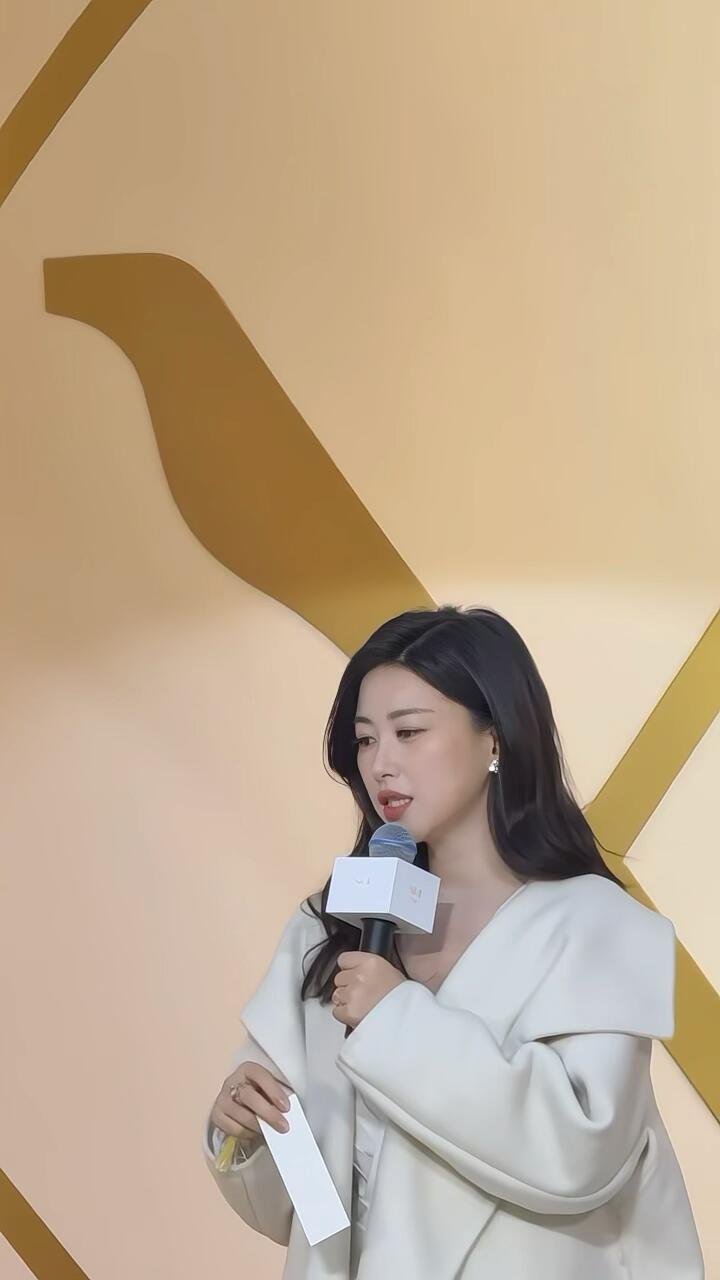 朱珠一身白好魅力啊 